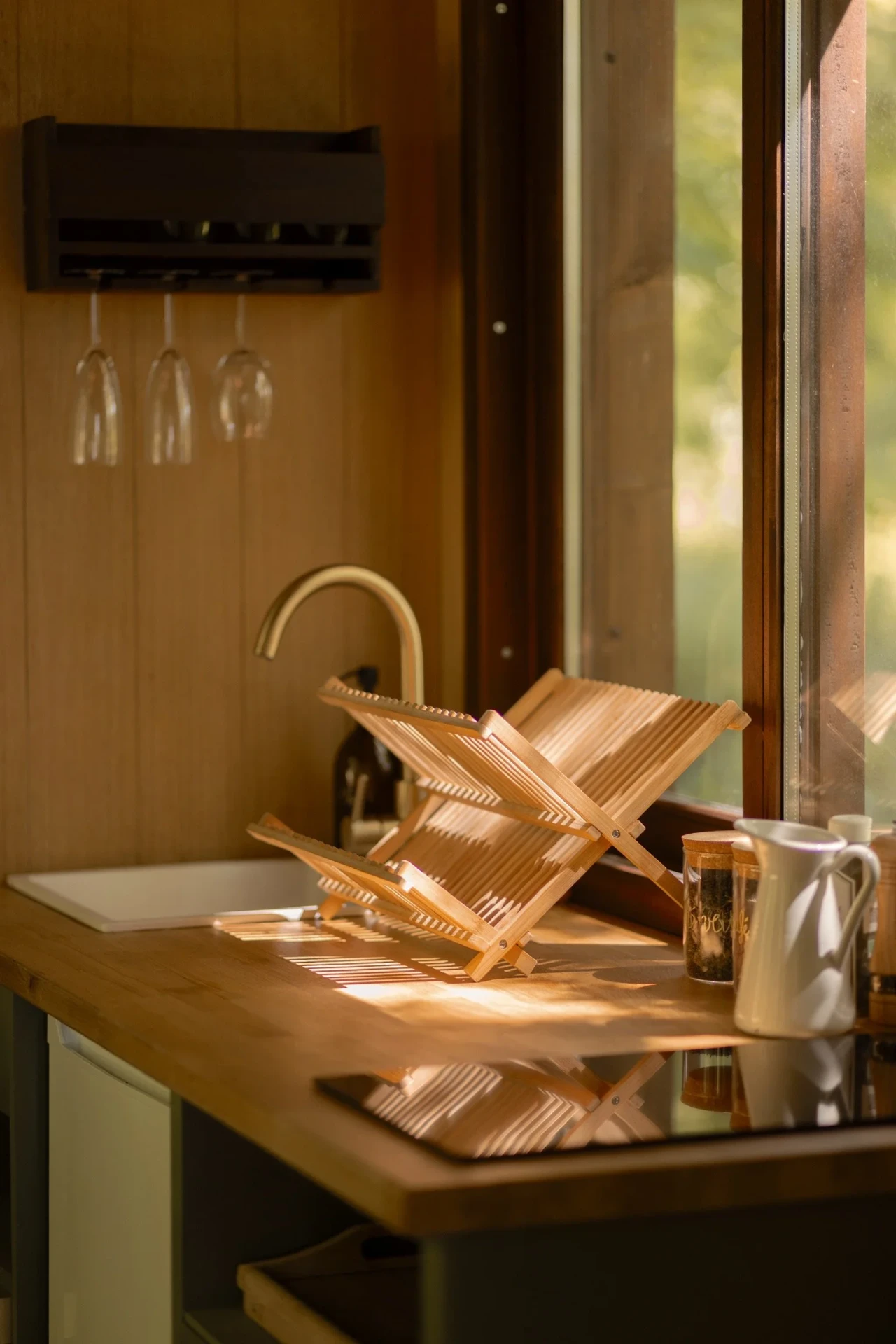 Cuisine chaleureuse d'une tiny-house PAMPA Lodges