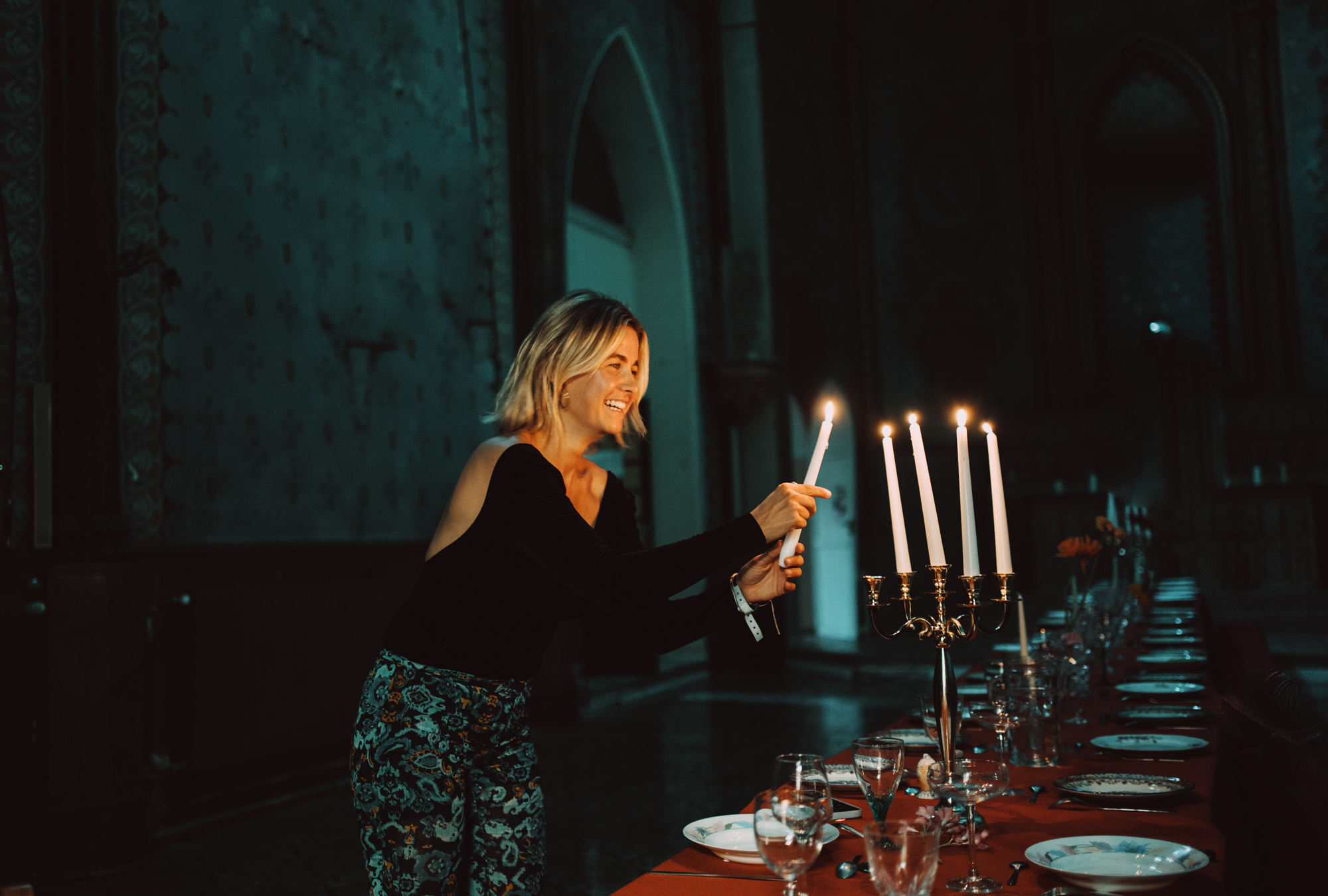 Maëlys Clément allumant les bougies pour un dîner Am.art