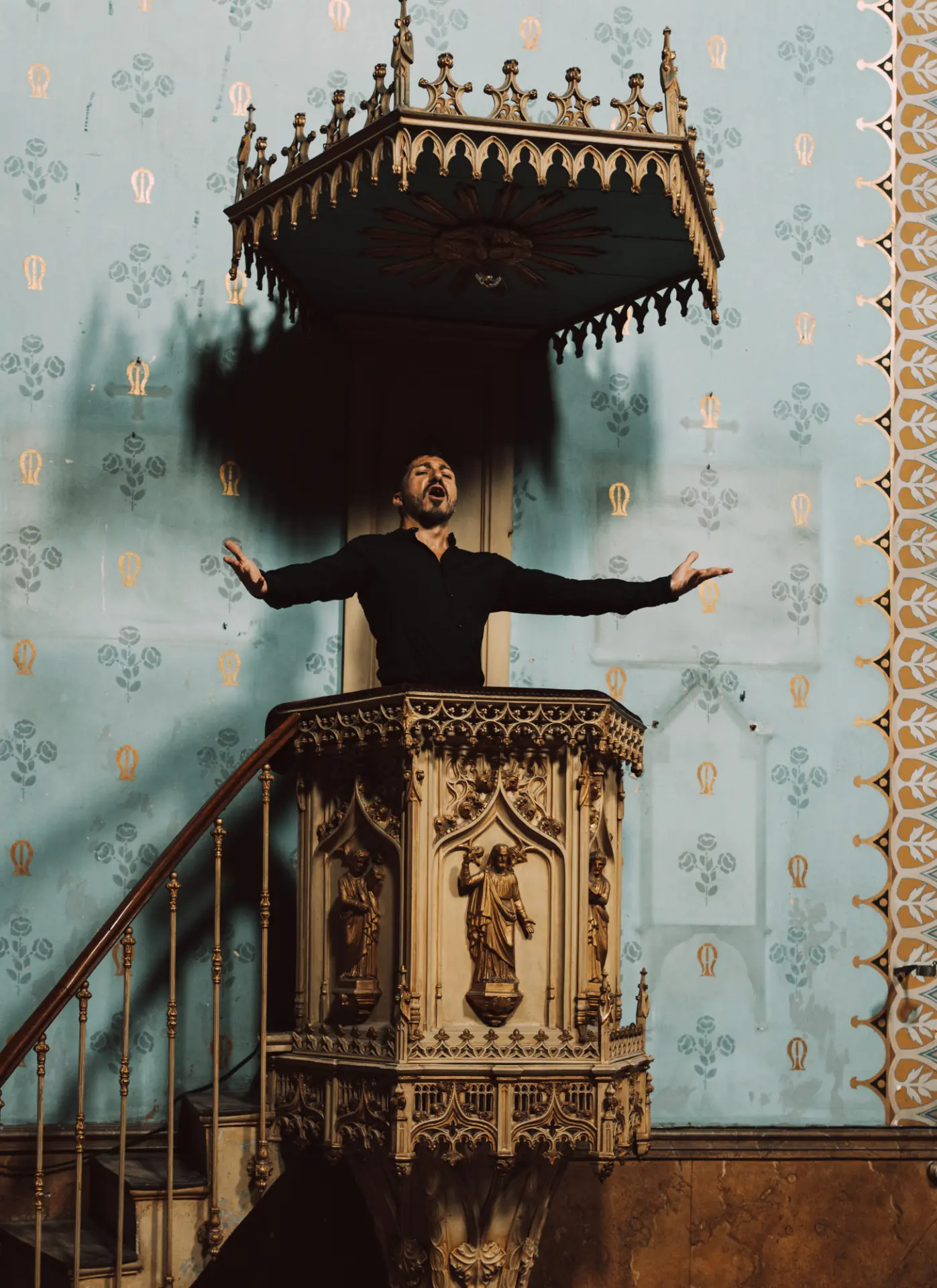 Chanteur d'opéra dans une chaire pour un dîner Am.art