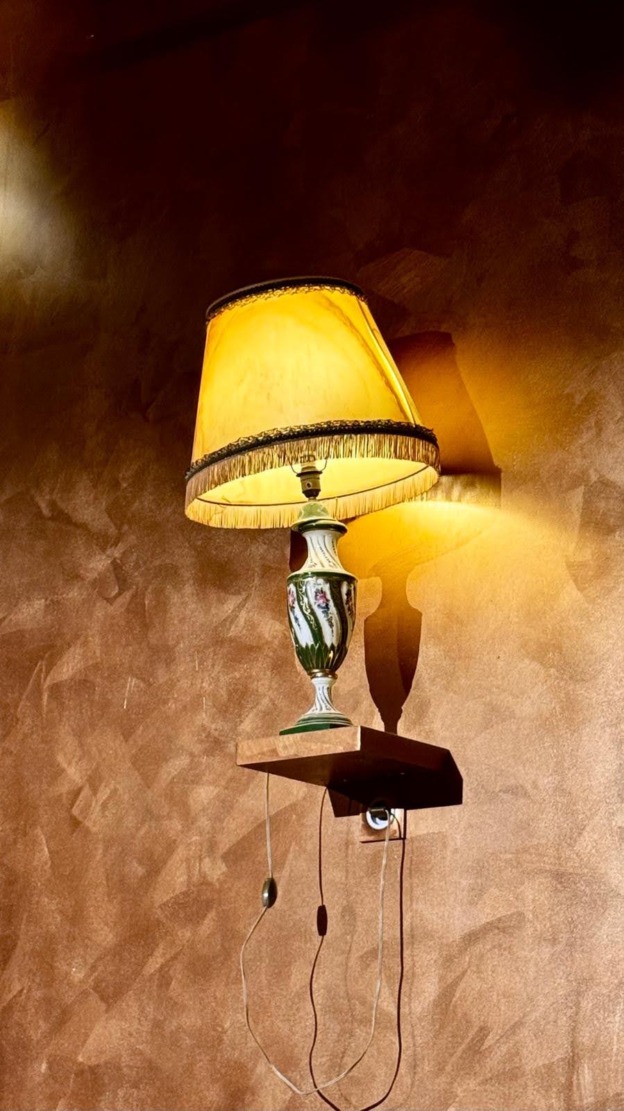 Lampe d'époque, détail d'ambiance d'un dîner Am.art