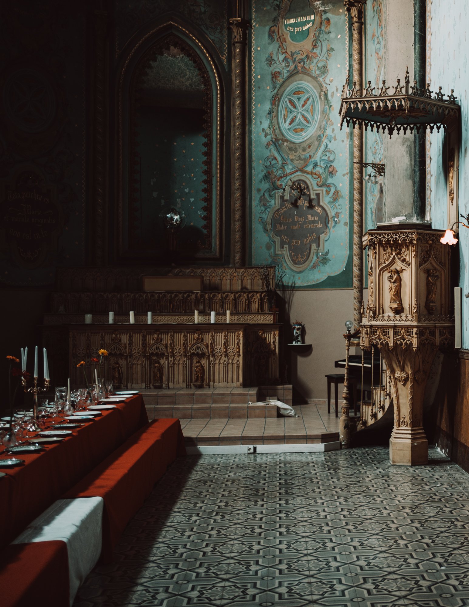 Dîner Am.art installé dans une chapelle ornée